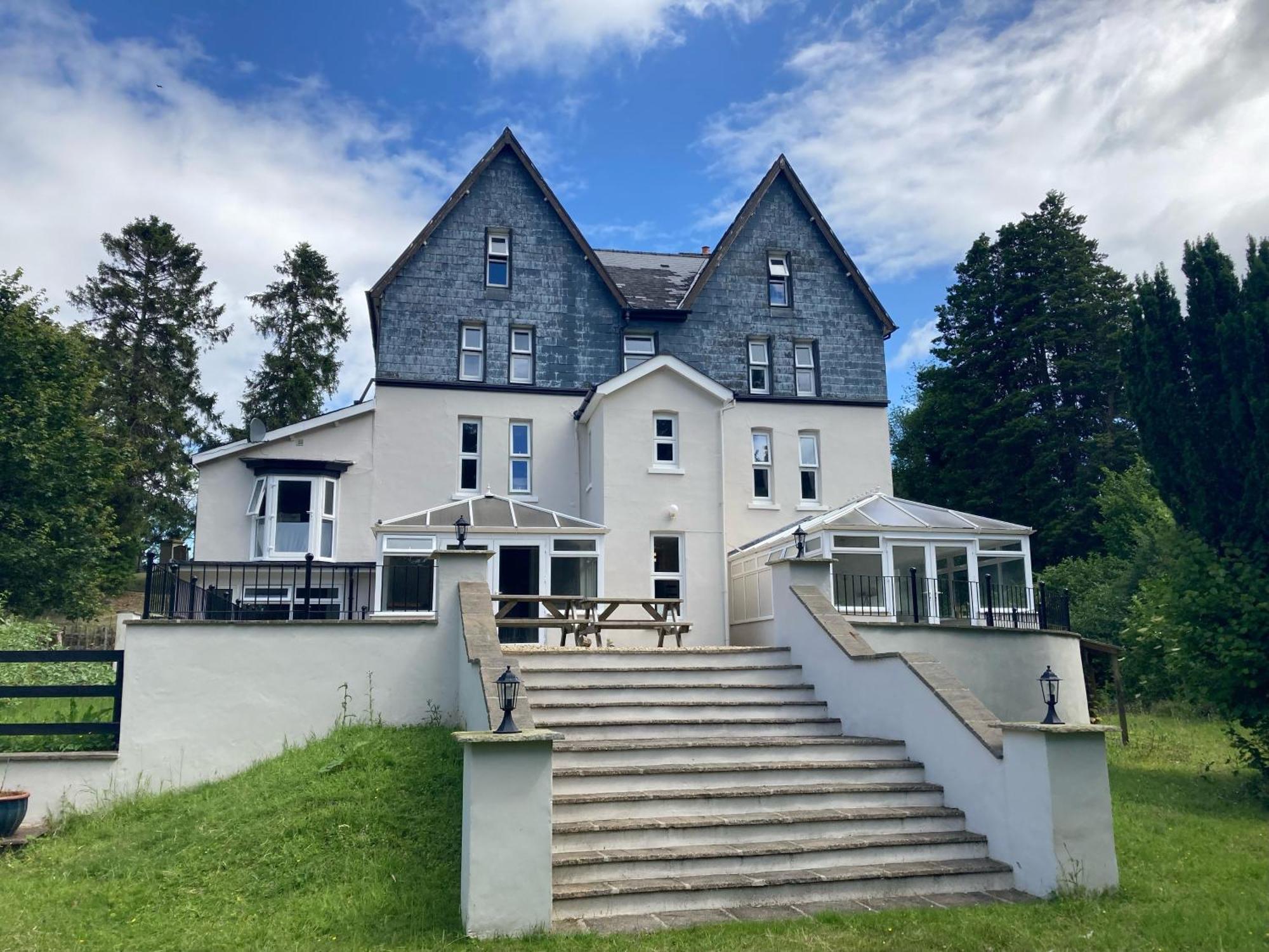 Serenity House Wales 랸가마치웰즈 외부 사진