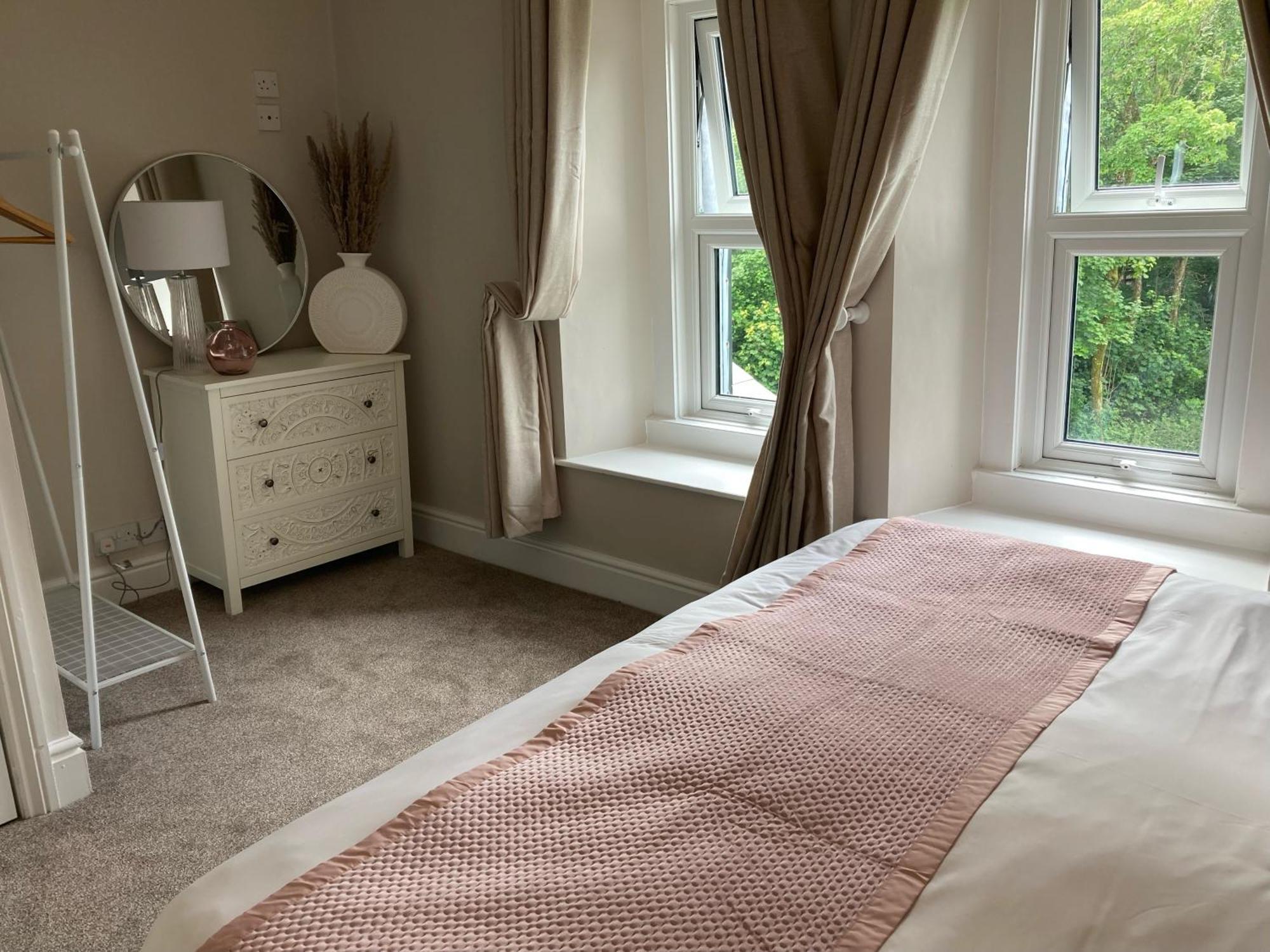 Serenity House Wales 랸가마치웰즈 외부 사진