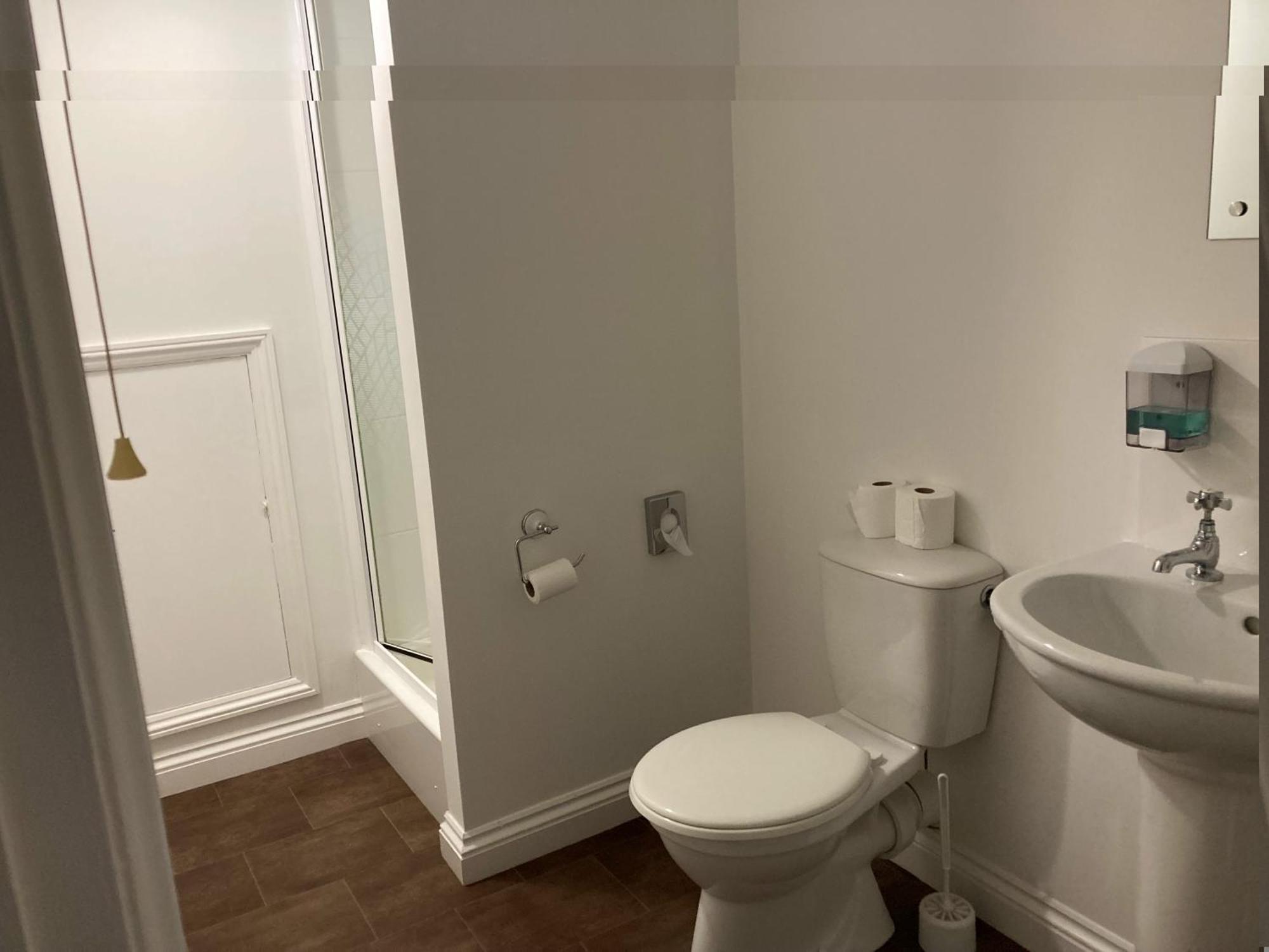 Serenity House Wales 랸가마치웰즈 외부 사진